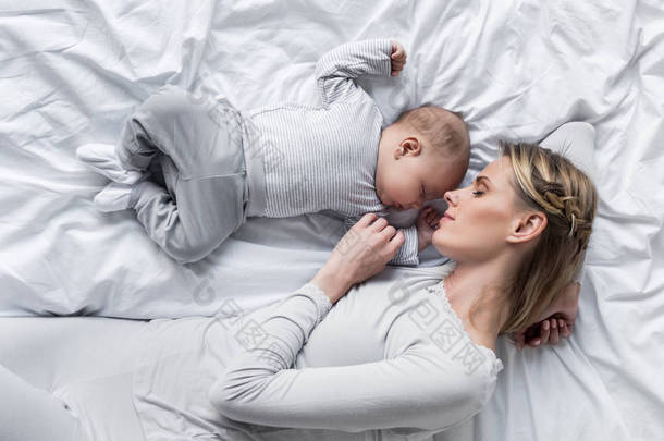 <strong>母亲</strong>与婴儿睡在床上 