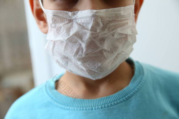 儿童是医生或戴防毒面具的病人，以避免感染。防晕病毒。脸上戴着面具的男孩.