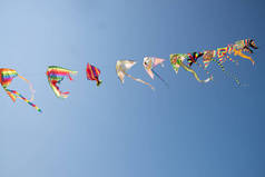 多彩多姿的风筝 (汉语) 在海被栓到螺纹。风筝是中国庆祝活动的核心。除了装饰和喜庆的外观, 当他们飞越天空, 风筝代表传统的中国文化仍然生存在现代