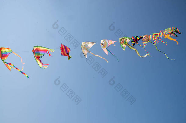 多彩多姿的风筝 (汉语) 在海被栓到螺纹。风筝是中国庆祝活动的核心。除了装饰和喜庆的外观, 当他们飞越天空, 风筝代表传统的中国文化仍然生存在现代