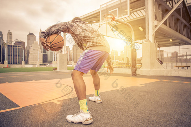 篮球运动员在球场上训练