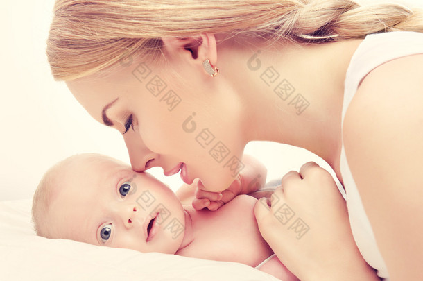 年轻的母亲和婴儿