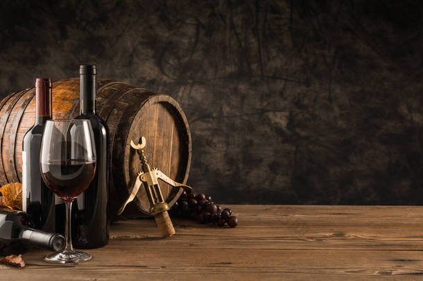 <strong>酒窖</strong>、木桶、葡萄酒瓶收藏品: 传统酿酒和品酒理念
