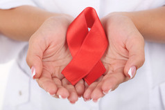 艾滋病认识红丝带在手上白色隔离中的女人