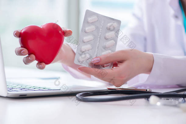 医生在医学概念中检查心脏