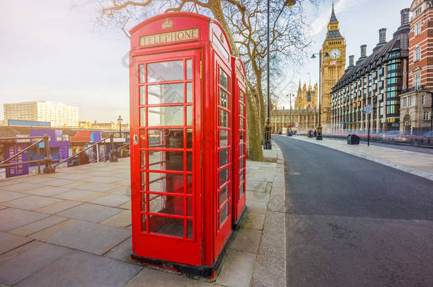 伦敦，英国-传统英国红色电话在维多利亚路堤与大笨钟在背景框