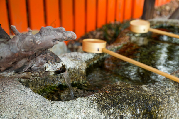 钢包用于纯化日本寺庙里的手