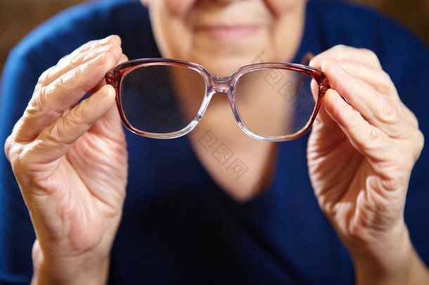 老女人手与眼镜