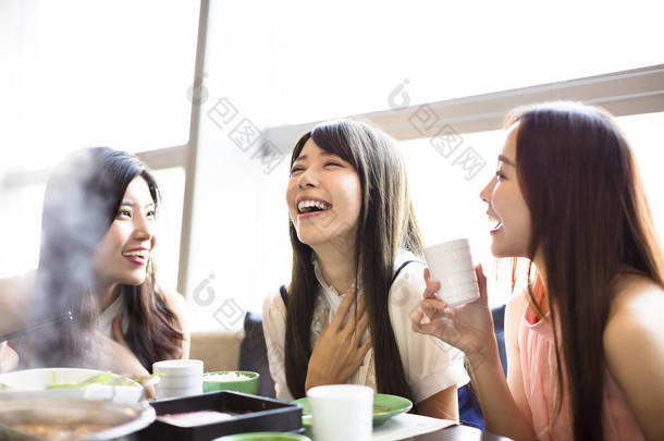 快乐的年轻妇女组吃<strong>火锅</strong>