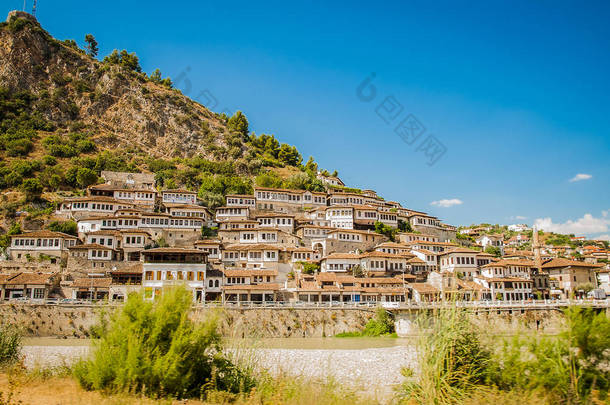 2016 阿尔巴尼亚培拉特-千 windows 市镇<strong>山上</strong>有很多树和蓝天之间的美丽看法