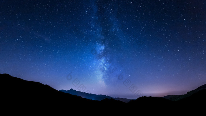 夜空的星星。银河系。山背景