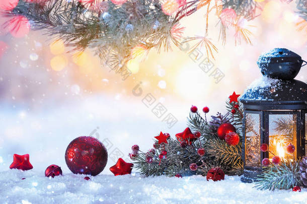  圣诞灯笼挂在雪地上,枝条在阳光下.冬<strong>季装修</strong>背景