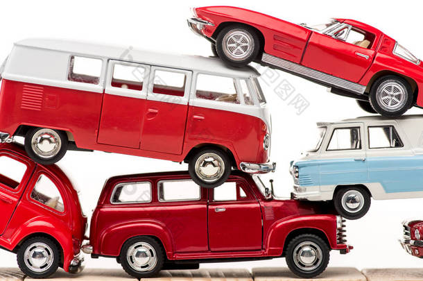 五颜六色的玩具车和玩具巴士隔离在白色