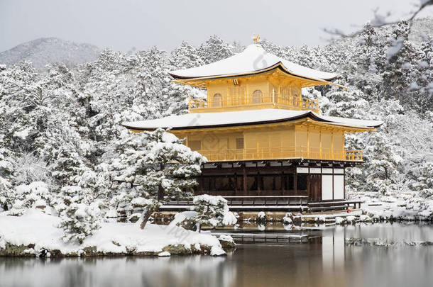 金阁寺寺禅 （金阁） 与雪落在冬天 2017.