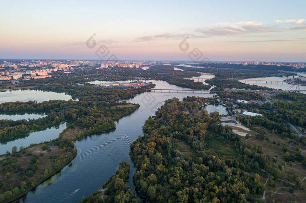 空中风景。黄昏时第聂伯河和<strong>基辅</strong>市.