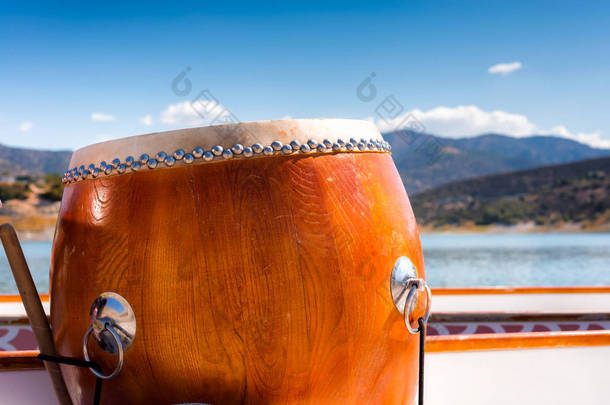 龙舟上的木鼓，特写