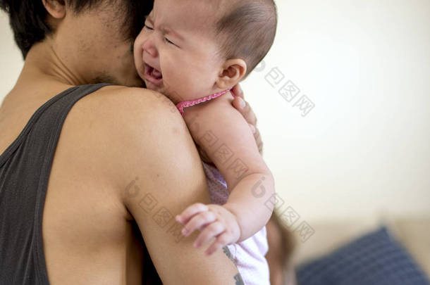 父亲抱着婴儿的哭泣