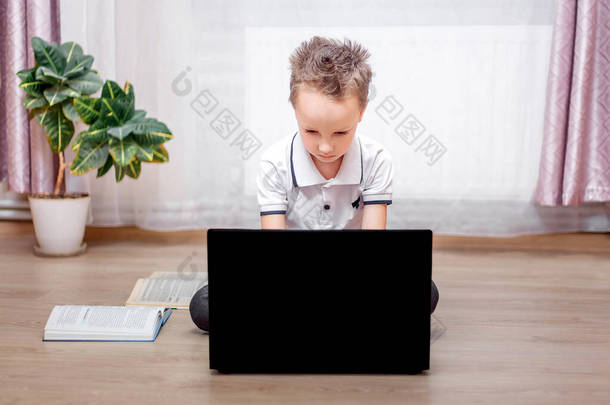 利用网络学习和移动计算机软件阅读电子书进行教育、学习和在线游戏的学校儿童生活方式的数字技术教育概念