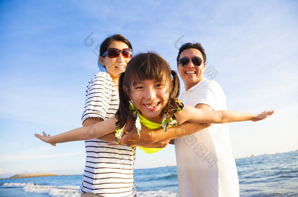 幸福的家庭享受暑假在沙滩上