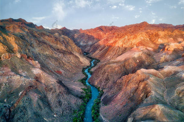 2018年8月在 hdr 拍摄的通过哈萨克斯坦东南部查林峡谷的河流