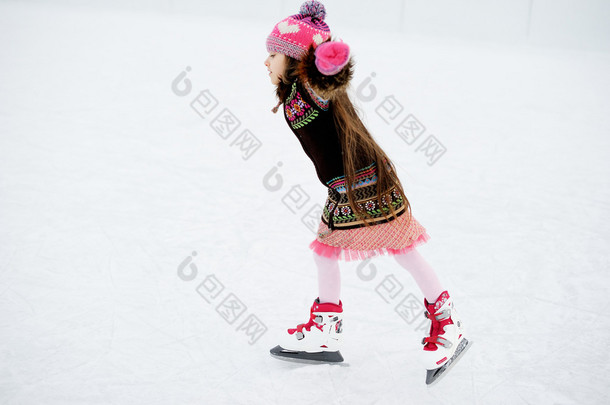 冬季的冰滑冰儿童女孩的画像
