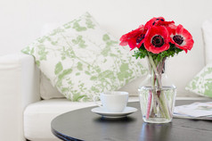 在现代白色客厅红色花的花瓶
