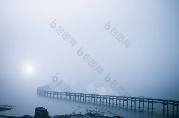 在大雾中湾大桥桥