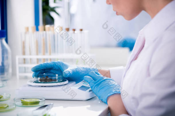 实验室的女科学家