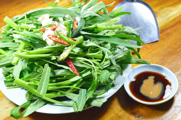 牵牛花和铁的鳍状肢酱准备做饭