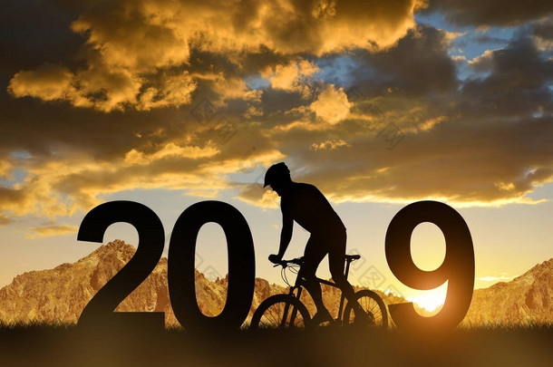 骑自行车的人在日落时的剪影。2019新年概念.