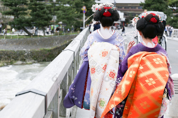 在岚山，一座桥上行走的两个<strong>艺妓日本</strong>