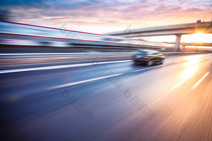 日落时汽车在高速公路上行驶运动模糊汽车专图片-包图网企业站