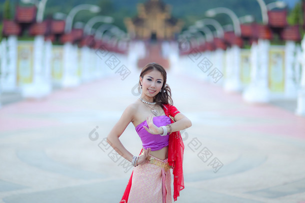 具有北方风格的泰国舞蹈女孩穿着寺