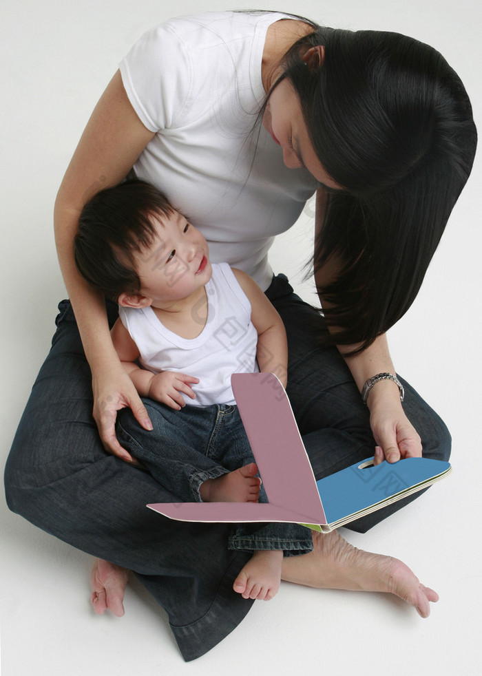 女人和孩子阅读