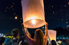 在泰国清迈灯节节或漂浮灯笼节释放漂浮灯笼的妇女.