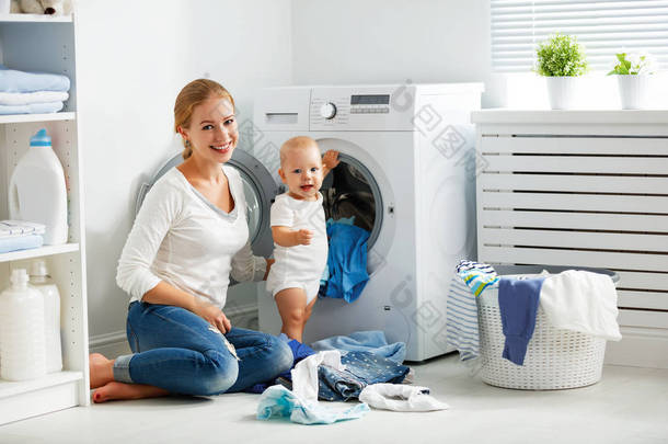 母亲与婴儿的家庭主妇从事洗衣折衣服进 