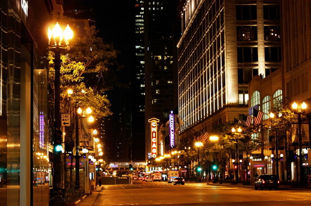 在晚上的芝加哥城市景观
