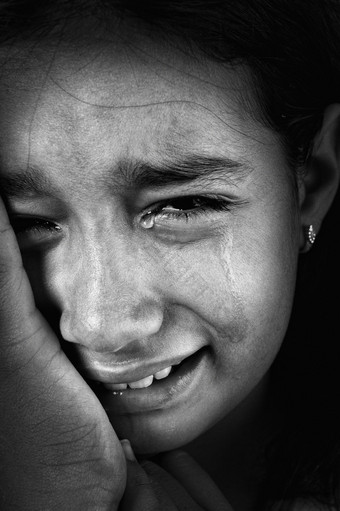 哭泣的女孩，泪的颊，低光键，添加谷物、 黑色和白色图片