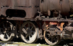 废墟老火车表演车轮和车身生锈.