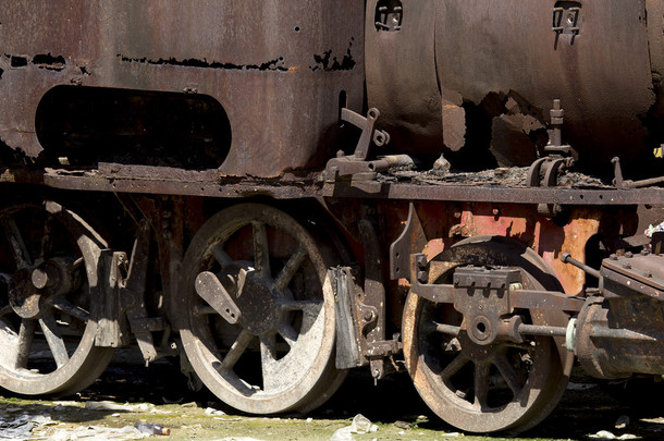 废墟老火车表演车轮和车身生锈.