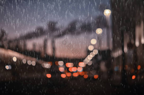 雨中的城市交通<strong>车辆</strong>，夜景城市，交通灯的流动，抽象的秋天<strong>背景</strong>