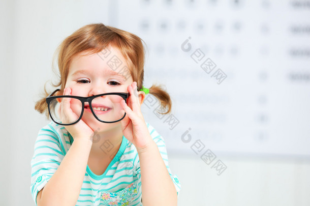 视力测试的概念。儿童女孩与<strong>眼镜</strong>