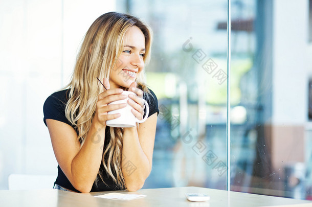 早上在餐馆喝咖啡的女人