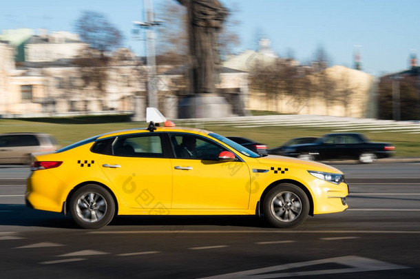 黄色出租汽车在城市街道行动