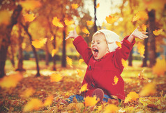 快乐的小女孩，小女孩笑着，在秋天玩