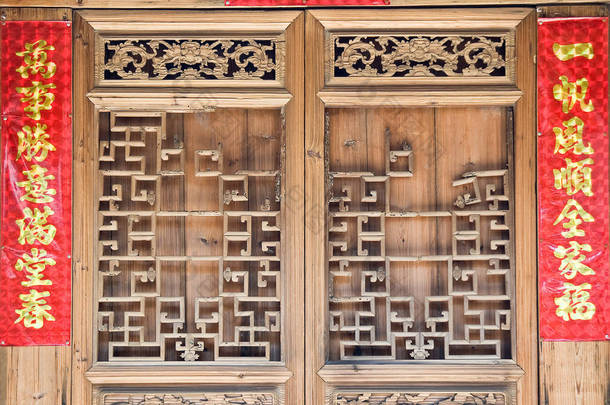 <strong>春节</strong>联姻的老式传统木雕门.