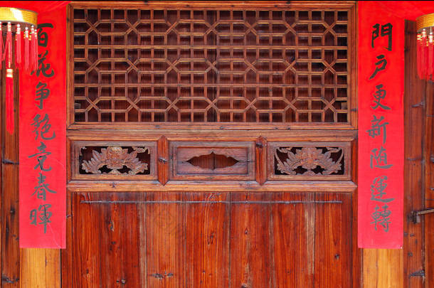 <strong>春节</strong>联姻的老式传统木雕门.