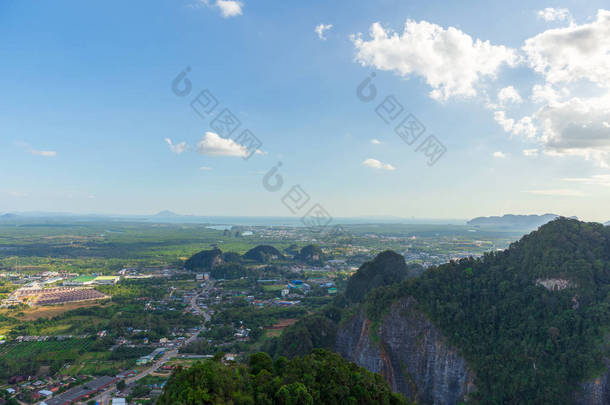 景观的甲米从山景的老虎洞寺庙.