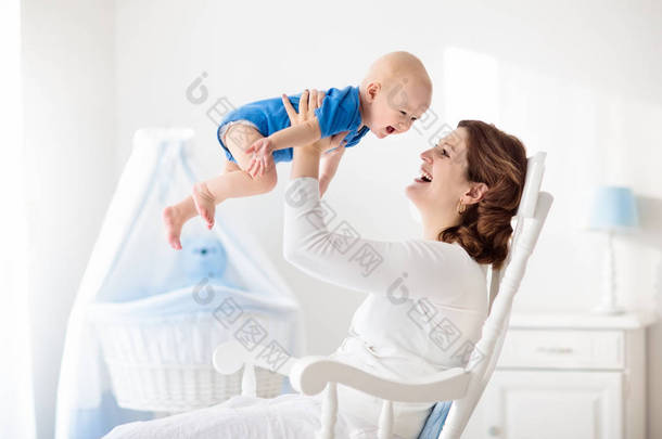 快乐的年轻母亲与小男孩在家中