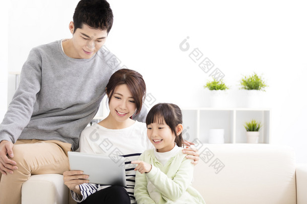 幸福有吸引力的年轻家庭看这款平板电脑
